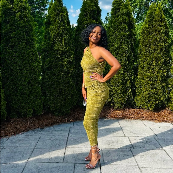 gold glitter plisse ruched midi dress Black crêpe column dress with chains